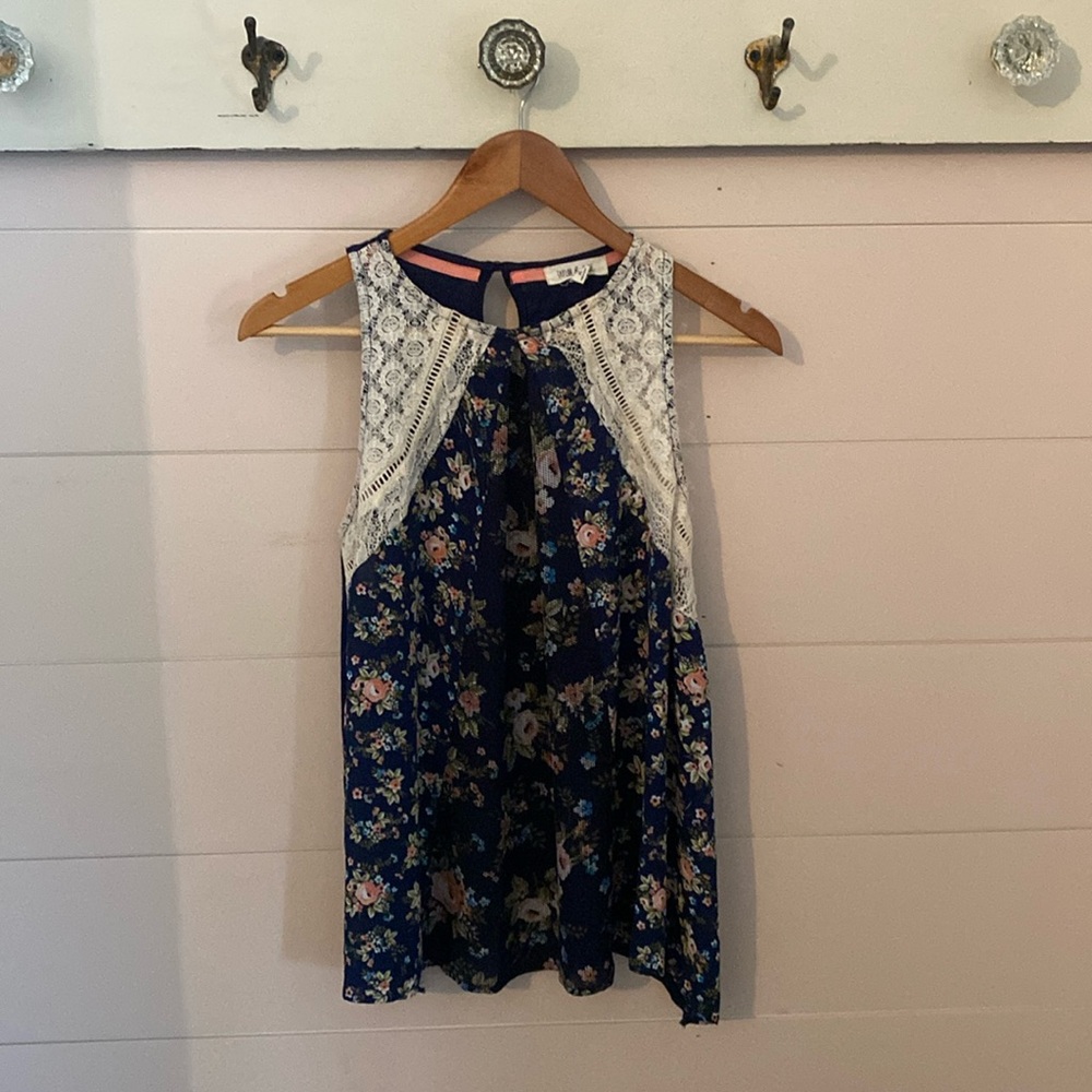 Taylor & Sage flowy lace & floral top xl (more like a women’s L in my opinion)